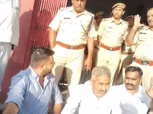 Shiv MLA Ravindra Singh Bhati Confronts Police Over Detention of Villagers Demanding Compensation in Barmer